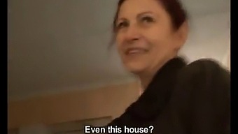 Milfがプラハでの野外セックスの代金を受け取る