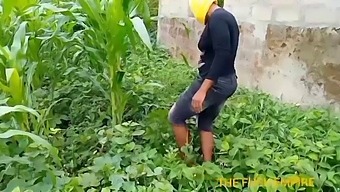 アフリカの先生が生徒のトウモロコシをチェックして、ラッキーな男に犯される