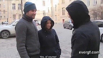 Мужчина Без Денег Позволяет Своей Привлекательной Партнерше Заняться Сексом С Другим Мужчиной За Деньги И Втроем.