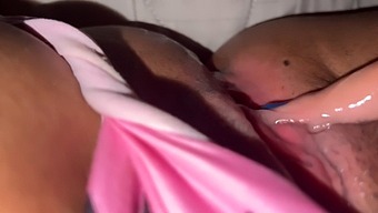 アジアの女の子が指でオーガズムに達するpovビデオ