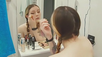 Mladý Muž Svádí Stydlivou Dívku A Proměňuje Ji V Promiskuitní Ženu