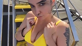 Mira Cómo Calienta A Los Asistentes A La Playa Con Su Animada Exhibición #Kodabratz