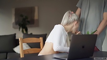 Vidéo Hd D'Eva Elfie Se Faisant Remplir De Sperme Ses Petits Seins