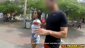 Ohromující Štíhlá Kráska Políbená Sluncem Se Připravuje Na Anální Průnik, Když Je Zavěšená Do Fitness Zařízení