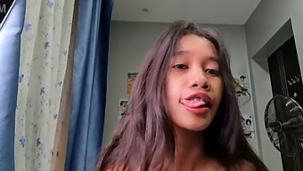 変態的な側面を持つ小柄なアジアの女の子