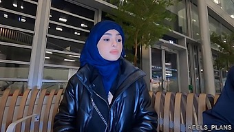 イランの女性のナジャが、飛行機のチケットの支払いの一環として、トイレや廊下で激しいアナルセックスを経験する。