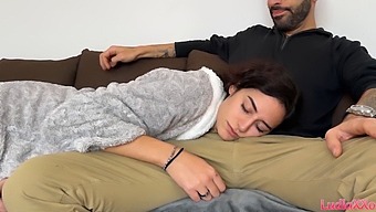 De Neuitat: Întâlnirea Sexuală Șocantă A Mamei Vitrege